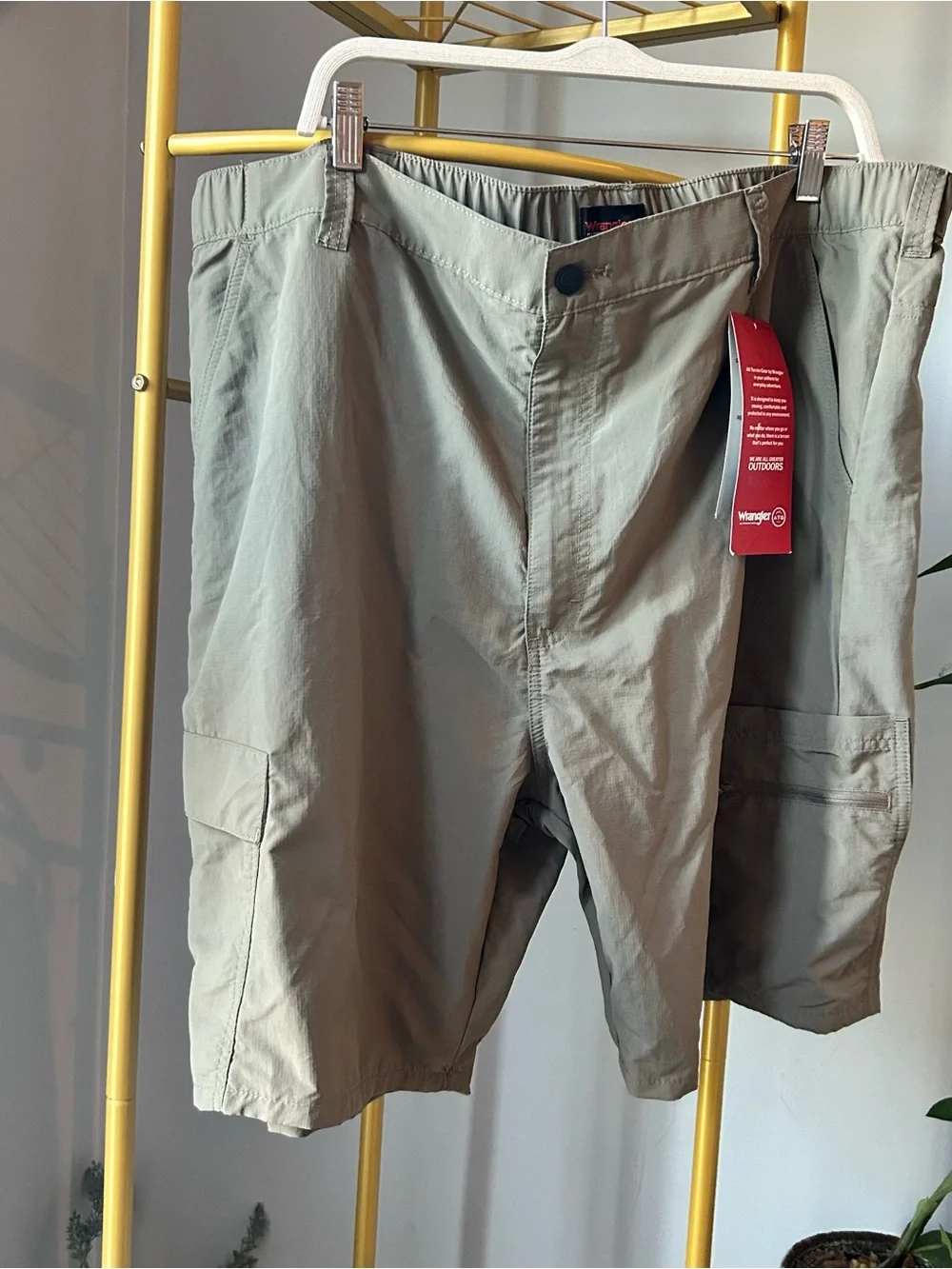 Men's Wrangler ATG Peak Cargo outdoor Shorts Elastic Waistband 9” inseam size 44